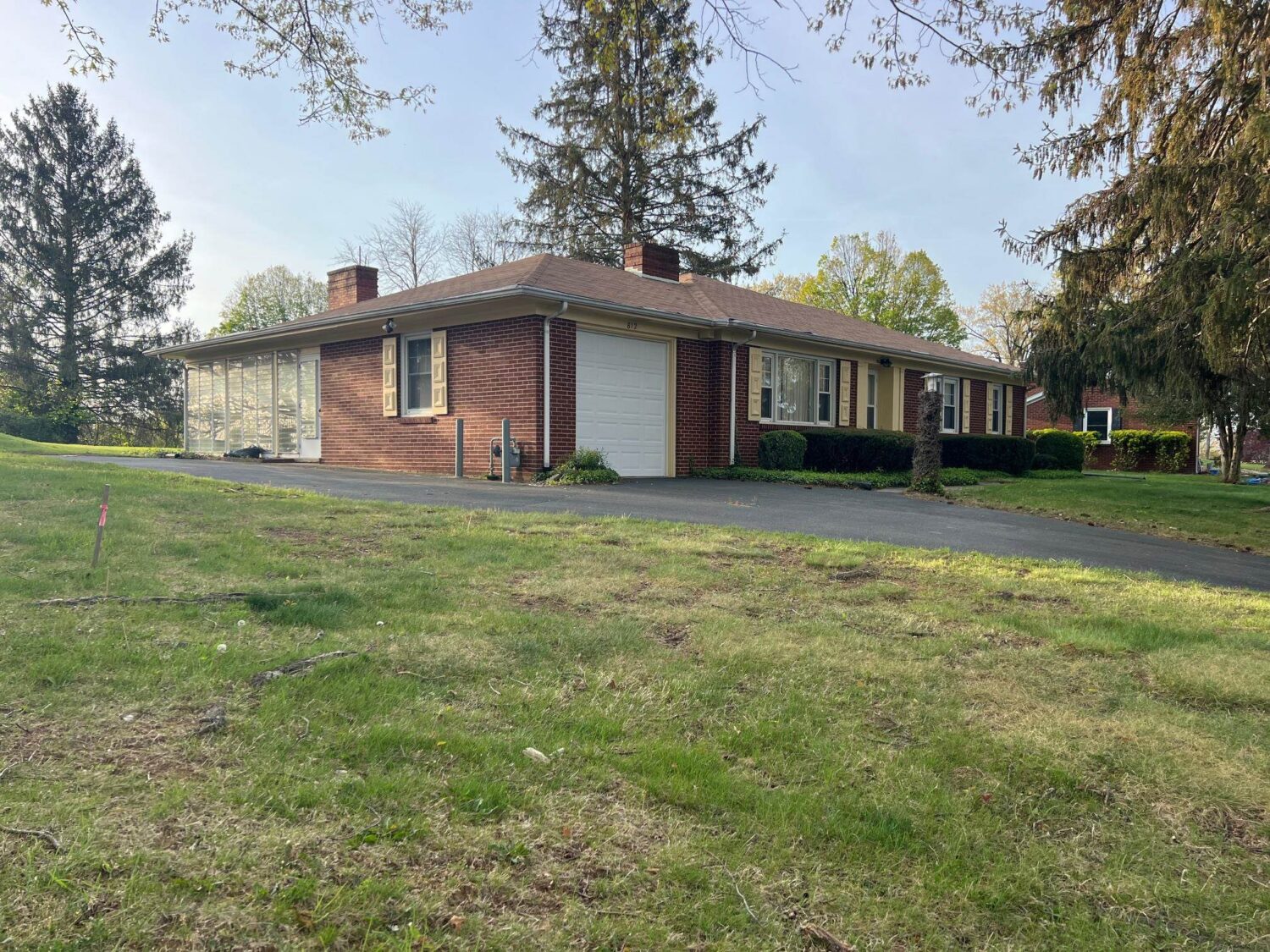 812 Hillcrest Dr