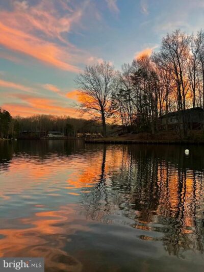 23 W Lake Forest Dr
